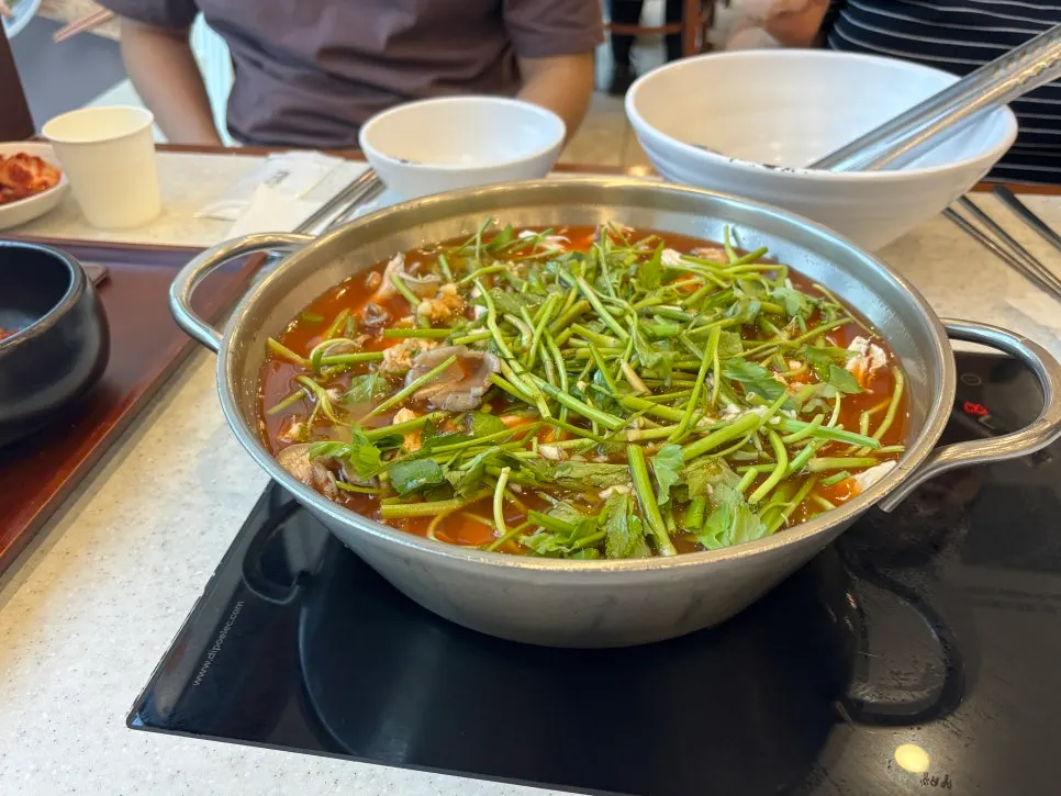 소스와 김치를 담아 오는 셀프 코너
