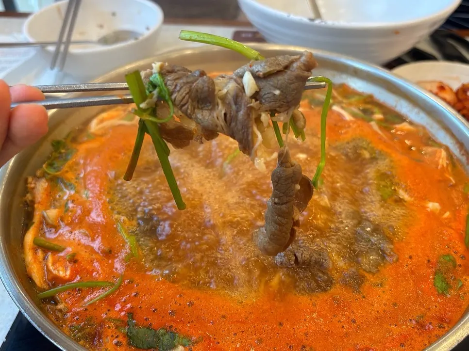 바삭하게 구워진 해물파전 한 조각