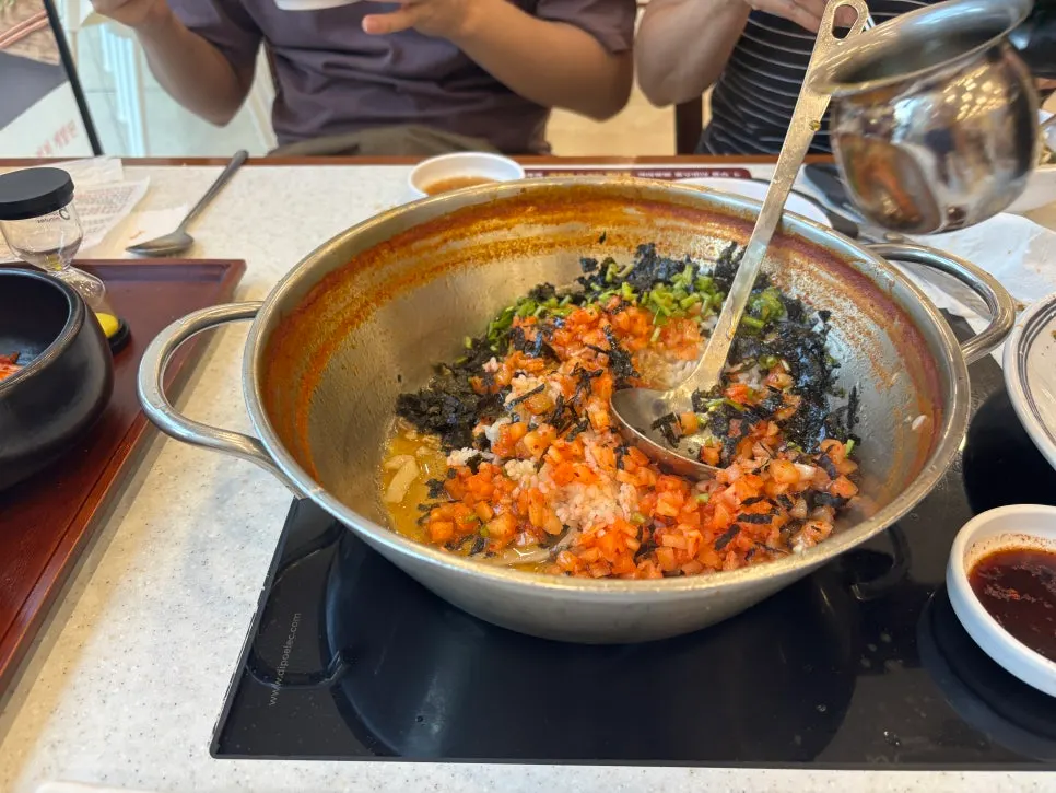 얼큰한 육수에 넣어 익힌 쫀득한 칼국수 면