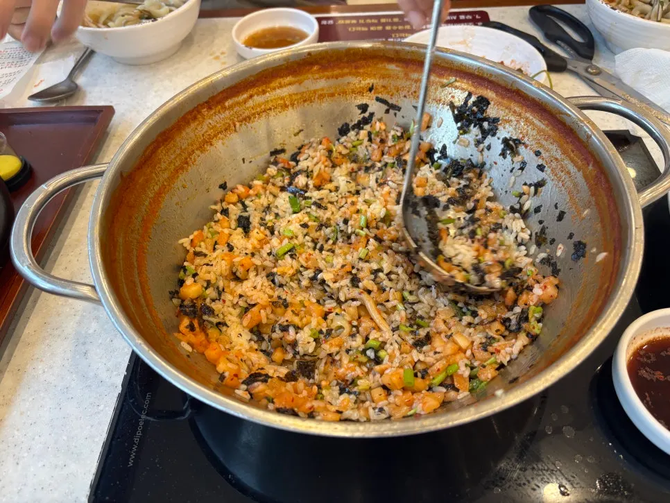깍두기와 김가루를 넣어 볶은 들기름 볶음밥