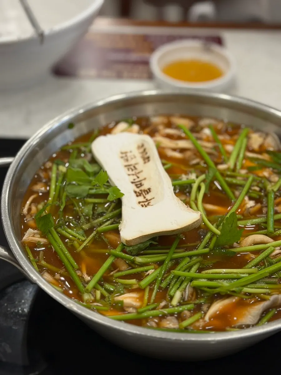 얼큰한 육수로 끓고 있는 차돌미나리쌈 칼국수