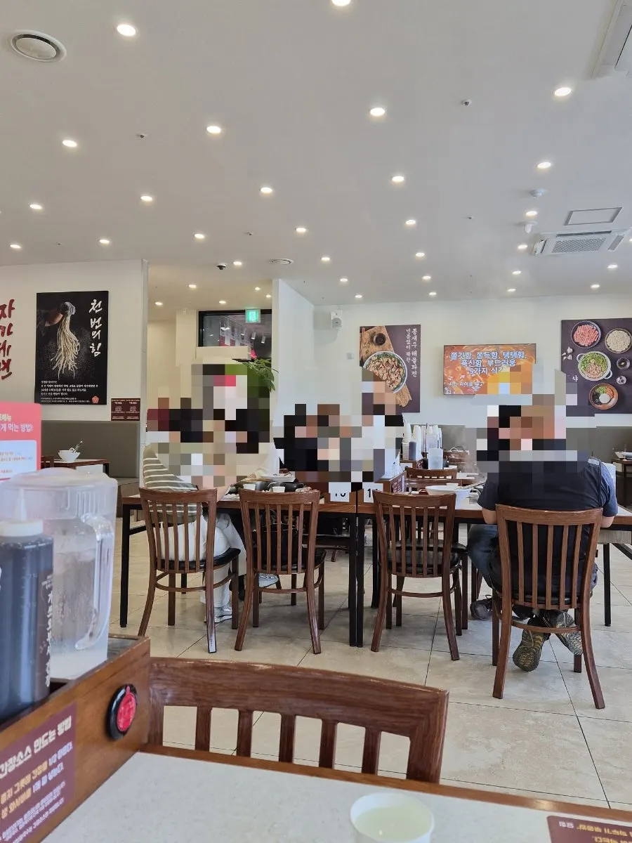 Spacious dining hall seating at Jangwongap Kalguksu Yongin Giheung Branch