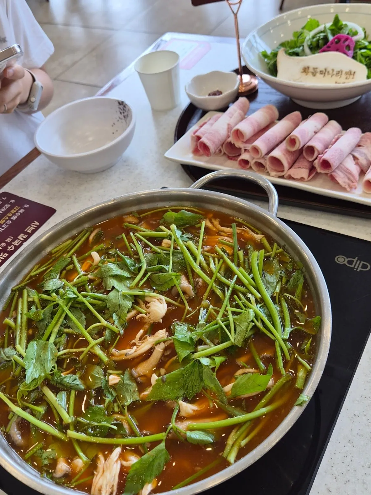 Chadol minari ssam kalguksu, three-serving table spread