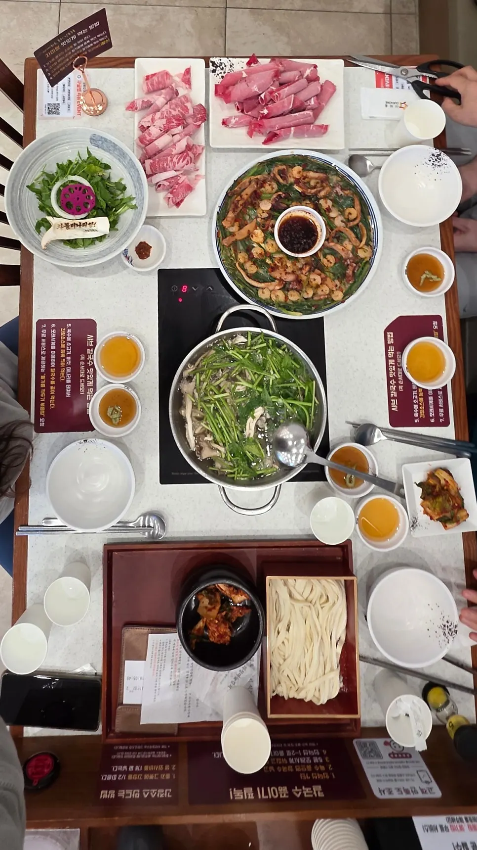 3인 주문한 칼국수 2인분 세팅