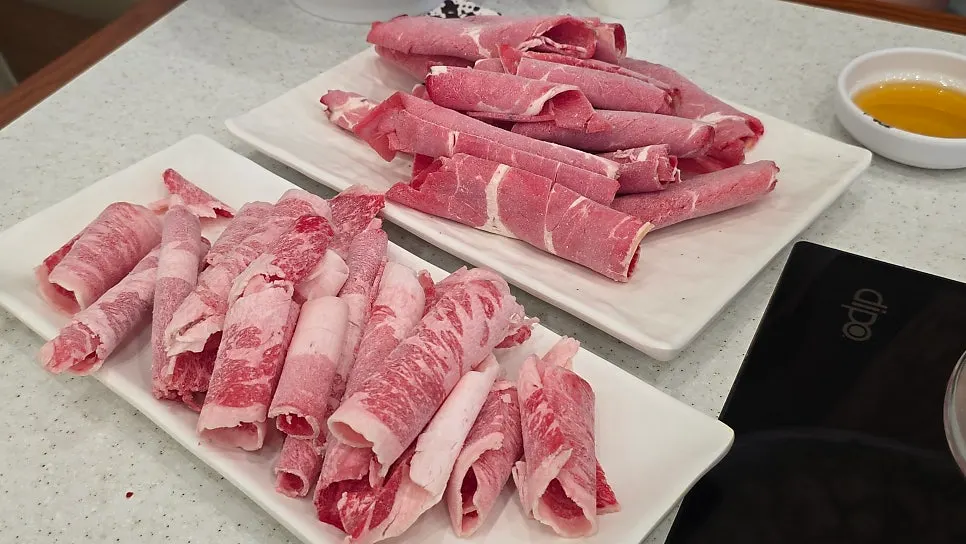 테이블에 차려진 기본 반찬과 소스