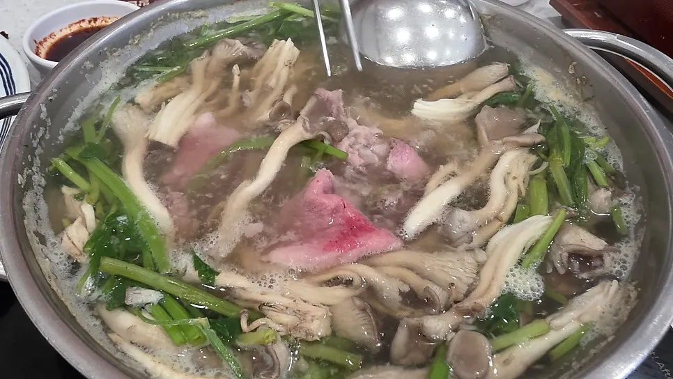 육수 냄비에 차돌박이 넣는 모습