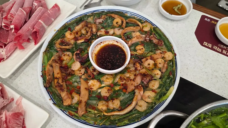 육수에 익힌 칼국수 면 건져 올린 모습