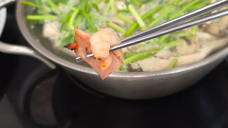 파전 한 조각 집어 든 모습