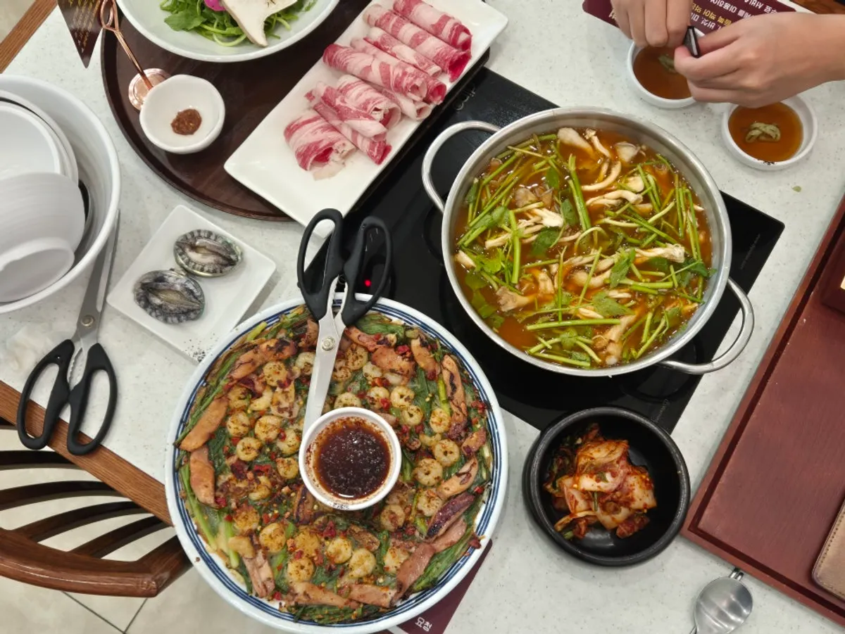 A full spread of shabu kalguksu at Jangwongap Kalguksu Yongin Giheung Branch