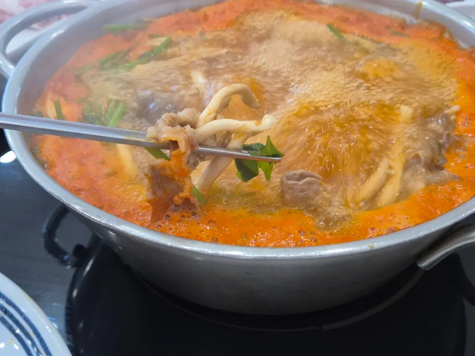 Exterior of Jangwongap Kalguksu Yongin Giheung Branch on a weekend at opening time