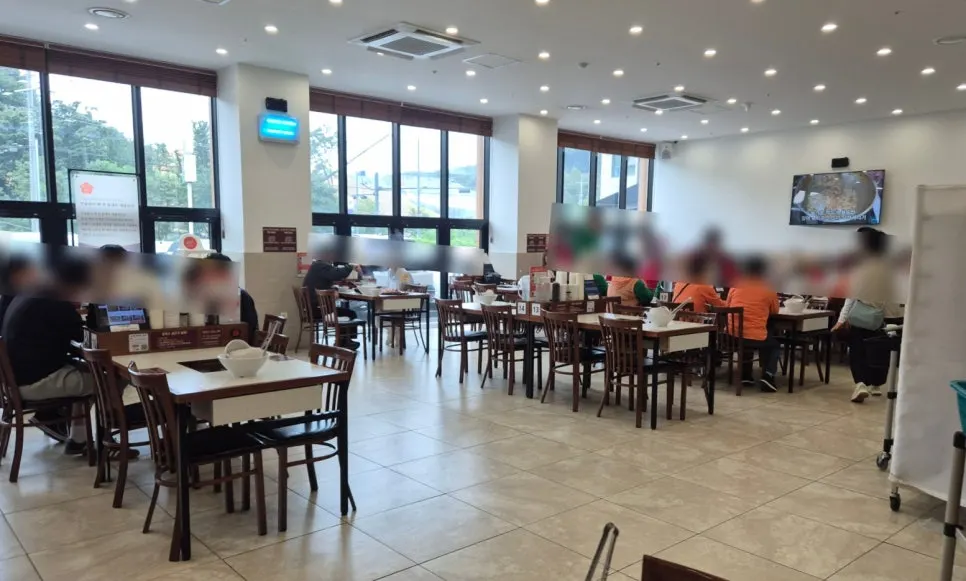 Spacious interior hall of Jangwongap Kalguksu Yongin Giheung Branch