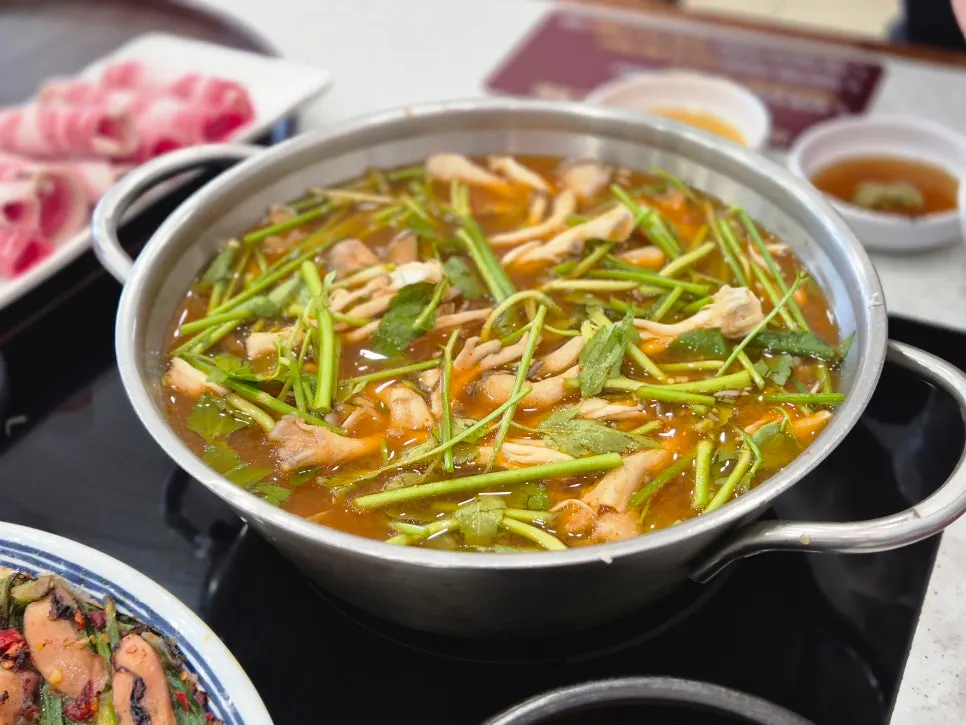 The full five-course kalguksu table setting