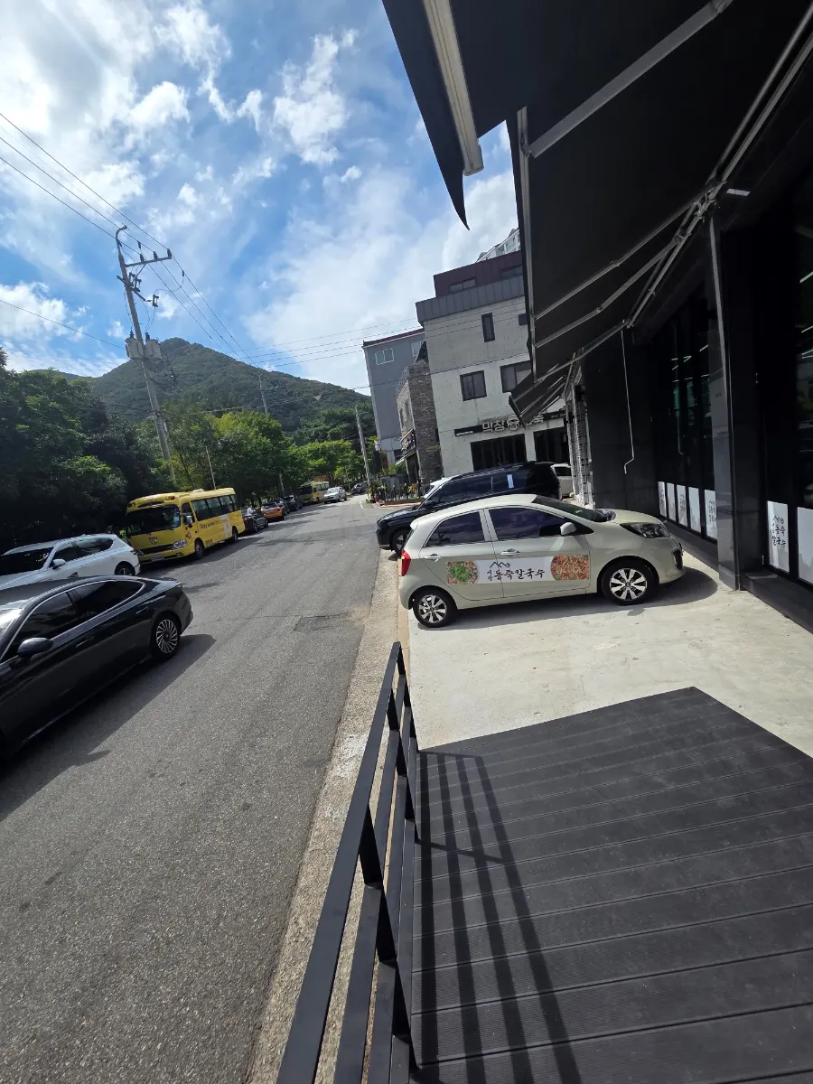 서산동죽칼국수 간판이 보이는 가게 앞