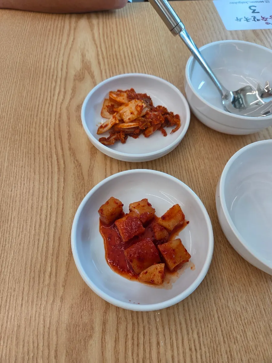 김치와 깍두기, 청양고추가 놓인 셀프코너