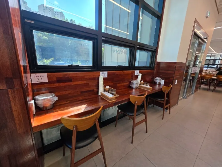 Clean interior tables at Seosan Dongjuk Kalguksu