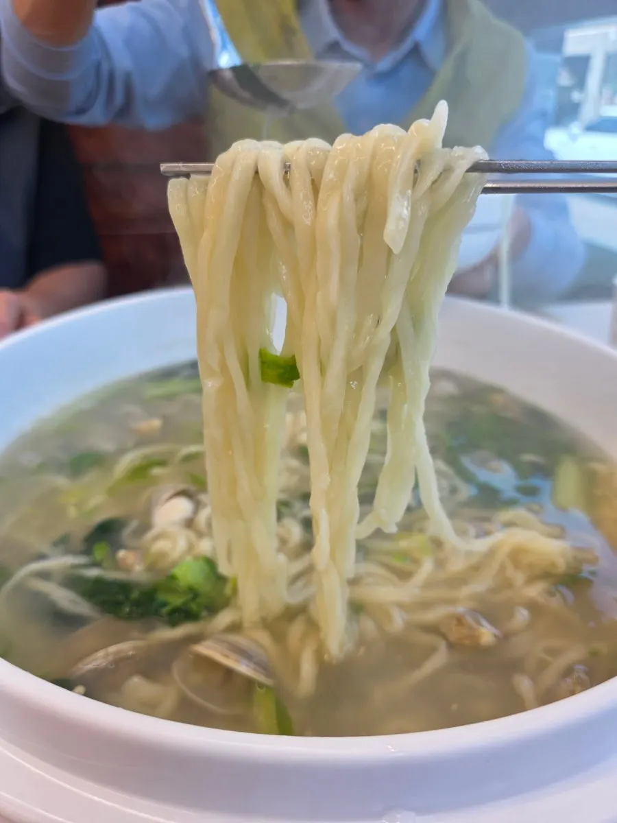 Refreshing clam broth in the kalguksu