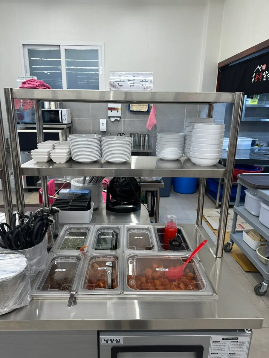 Kkakdugi and geotjeori side dishes with chojang and soy sauce