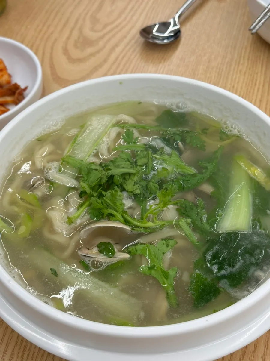 Self-serve bar corner at Seosan Dongjuk Kalguksu