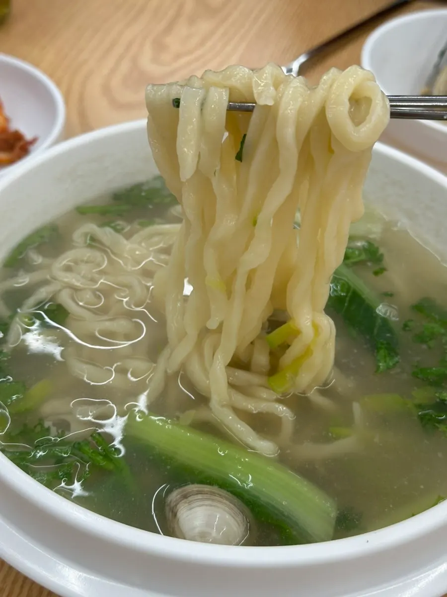 A cold glass of Cass beer ordered alongside the kalguksu