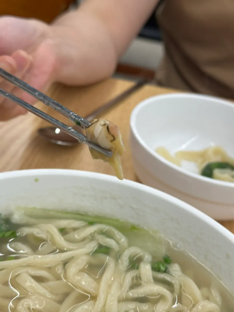 Beer glass and dongjuk kalguksu together on the table