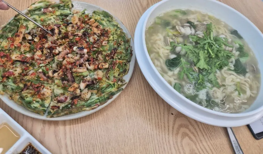 주문한 칼국수와 해물파전이 놓인 테이블
