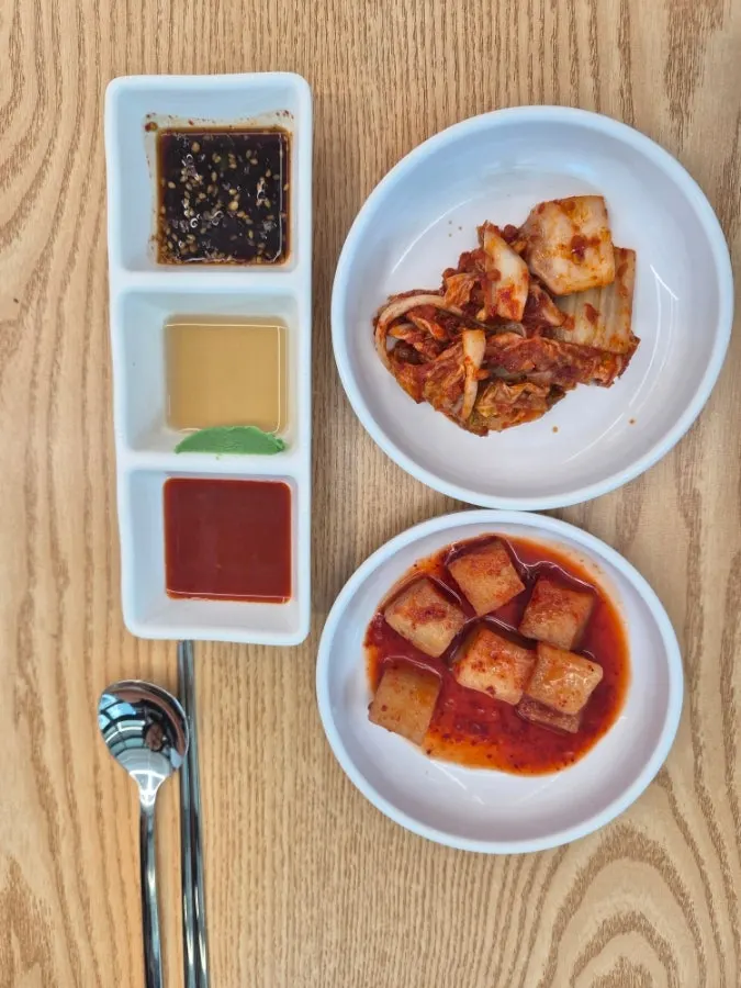 칼국수와 함께 먹는 김치