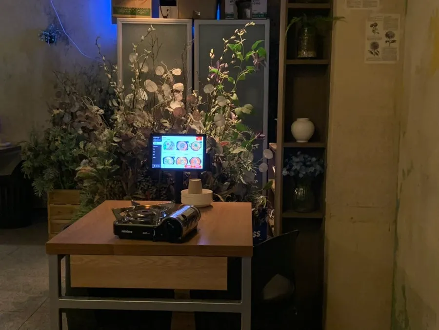 식물 인테리어가 더해진 잔상 내부 좌석