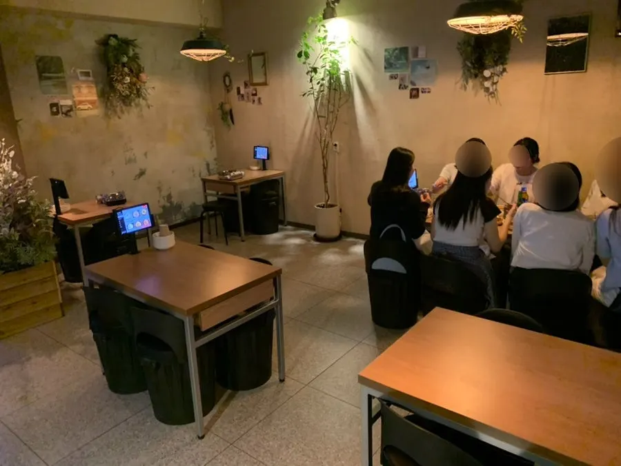 여럿이 앉을 수 있는 잔상 단체 테이블