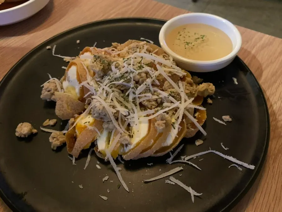 치즈를 갈아 올린 크림치즈 곶감말이