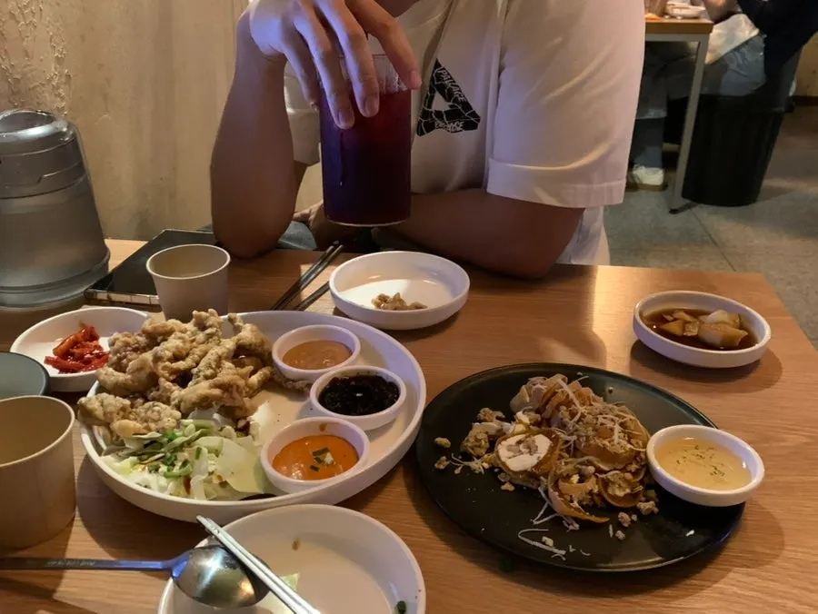 잔상 안주와 술이 놓인 테이블 전경