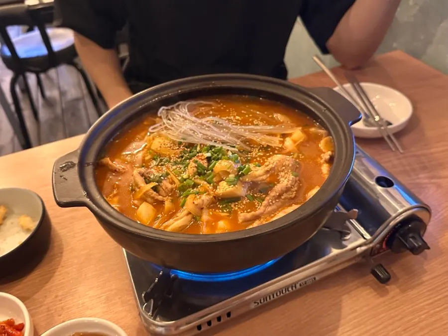 Jansang's mokdori-tang simmering at the table