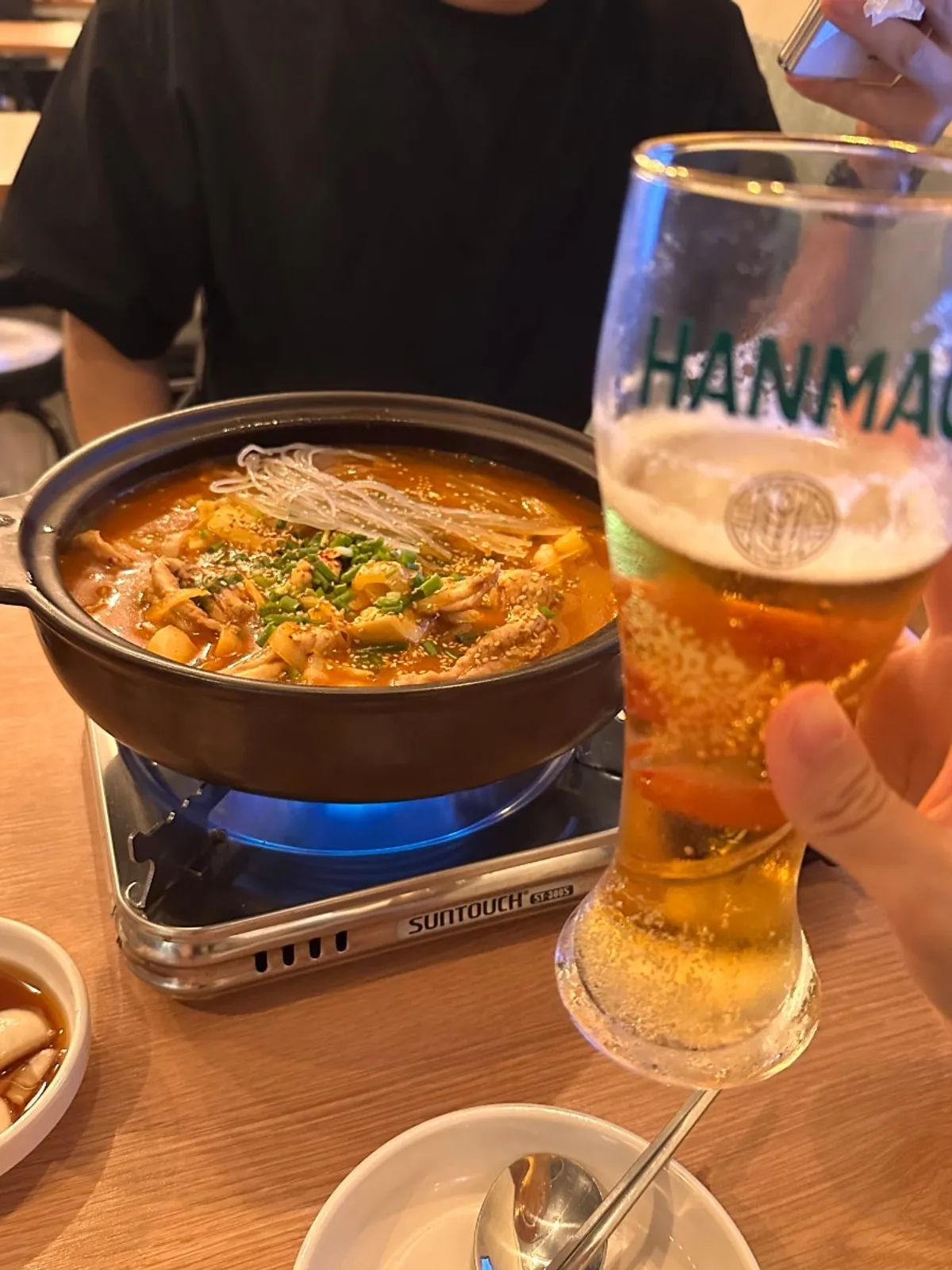 Mokdori-tang served with frosty draft beer