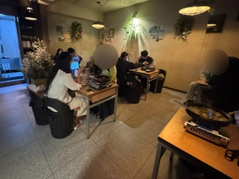 긴 골목을 따라 야장처럼 꾸며진 잔상 내부