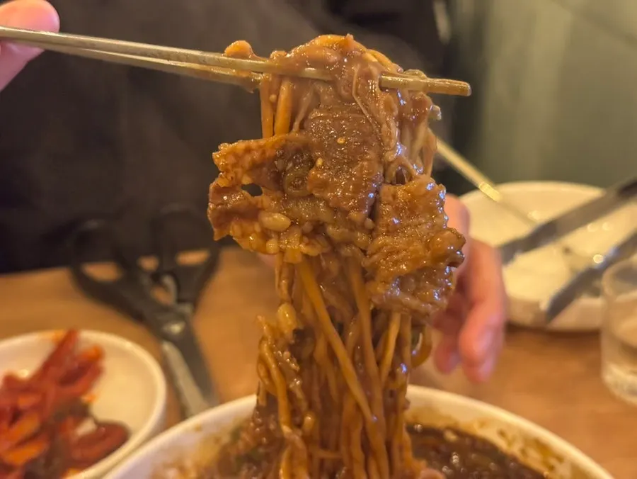 노른자와 치즈를 섞은 우삼겹짜계치와 파김치