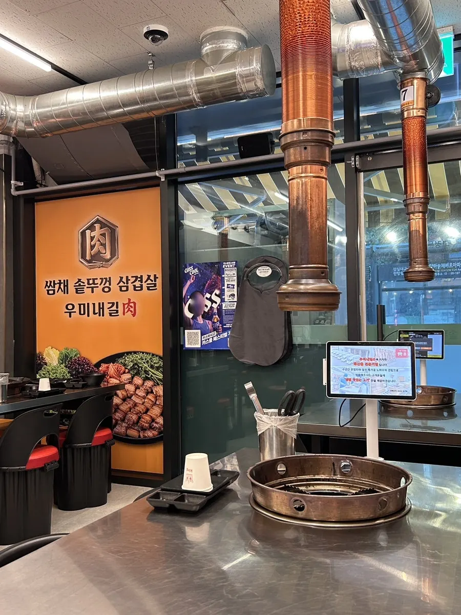 Clean self-bar with side dishes and wrap vegetables on display