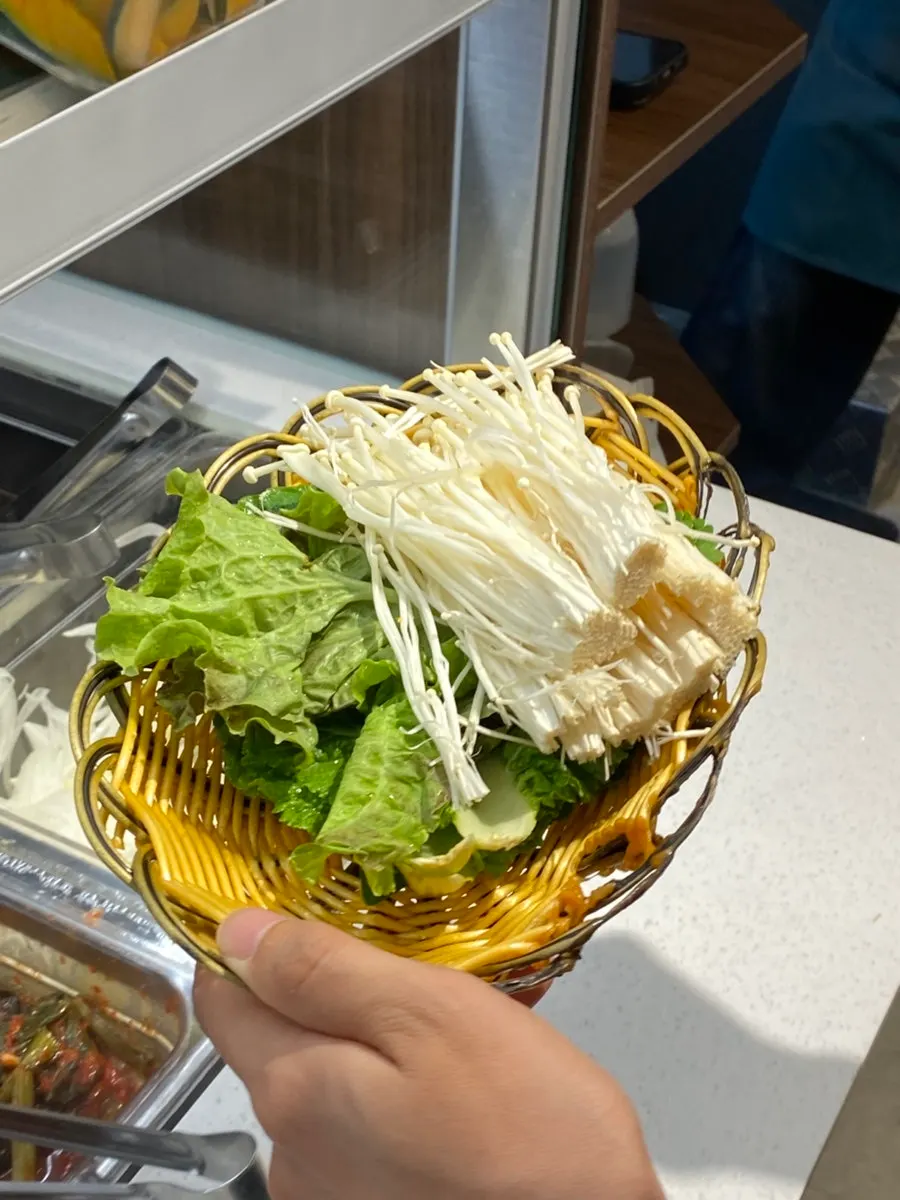 여러 종류의 신선한 쌈채소