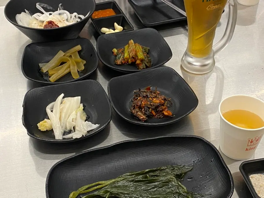 기본 반찬이 차려진 고깃집 테이블