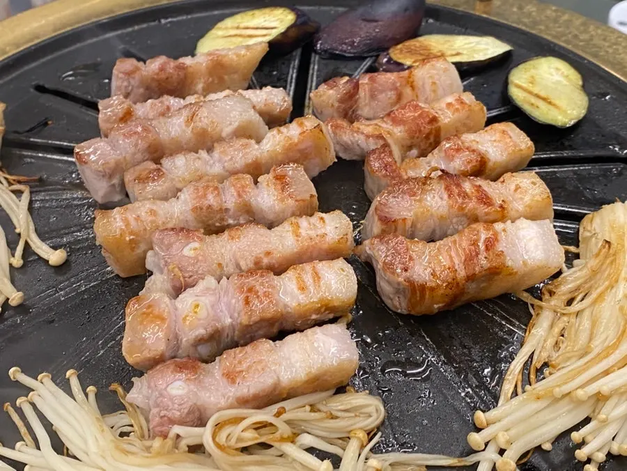 쌈채솥뚜껑삼겹살 상차림 전경