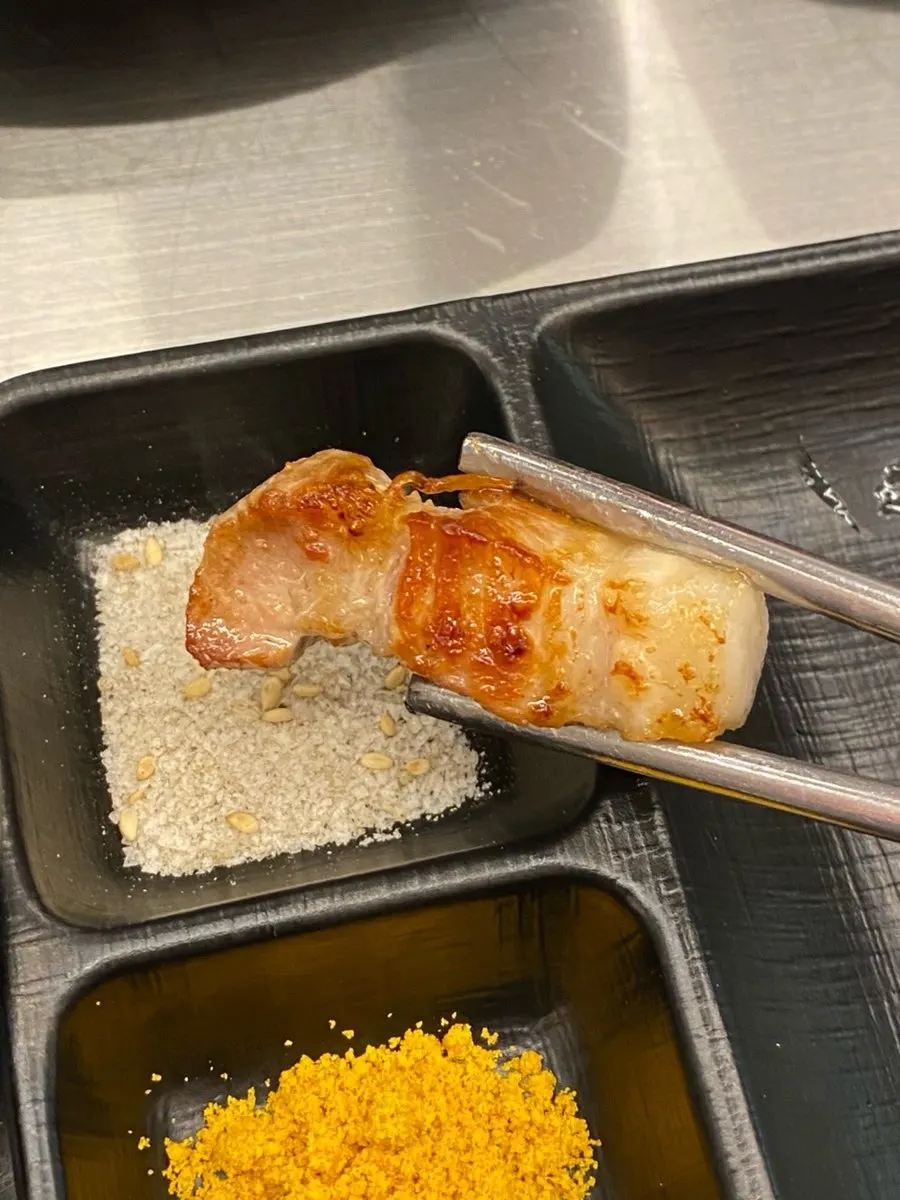 숯불화로 위에 올린 삼겹살 2인분