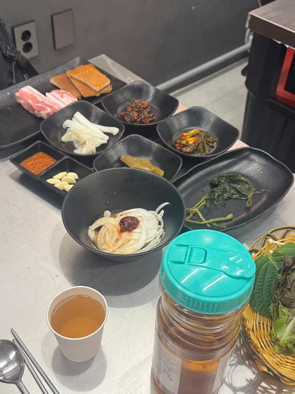 솥뚜껑삼겹살 2인분과 껍데기 1인분 생고기