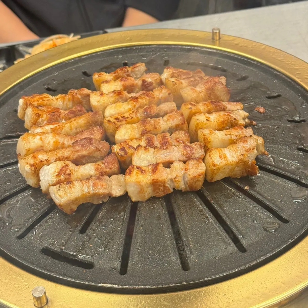 숯불 화로에서 구워지는 두툼한 삼겹살