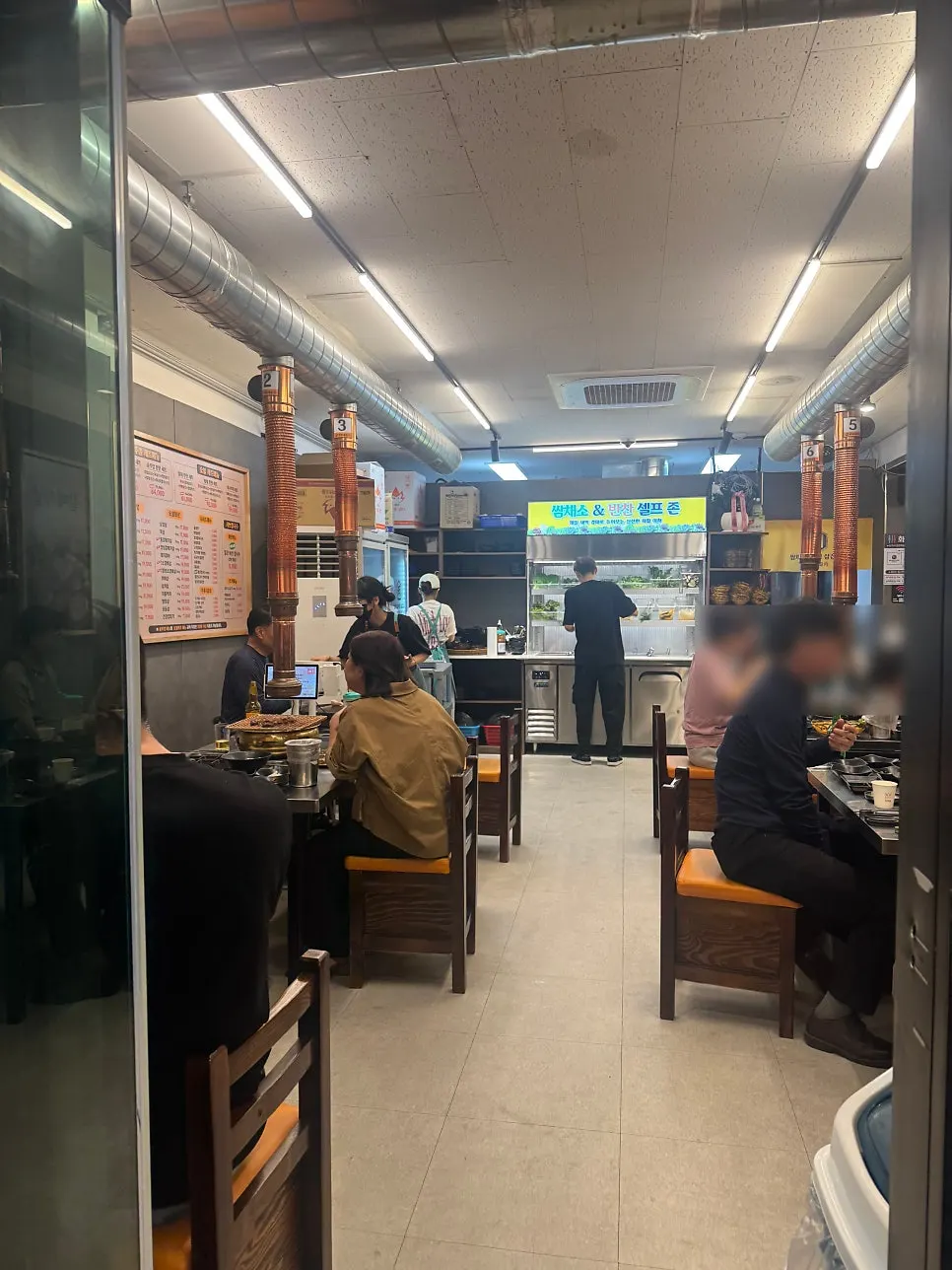 쌈채솥뚜껑삼겹살 실내 테이블 배치