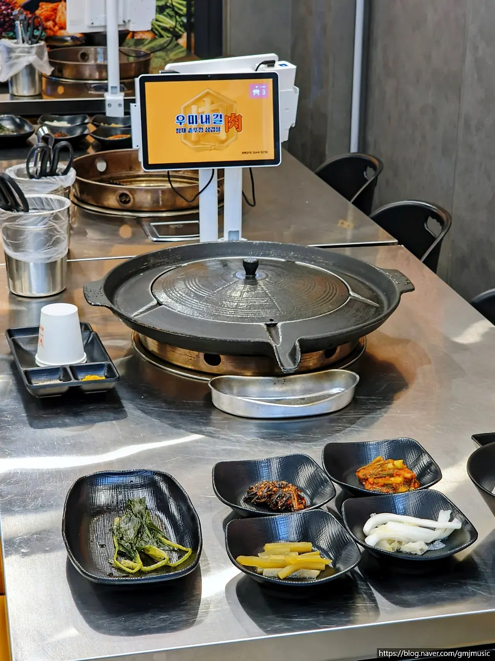 Basic side dishes pre-set on the table