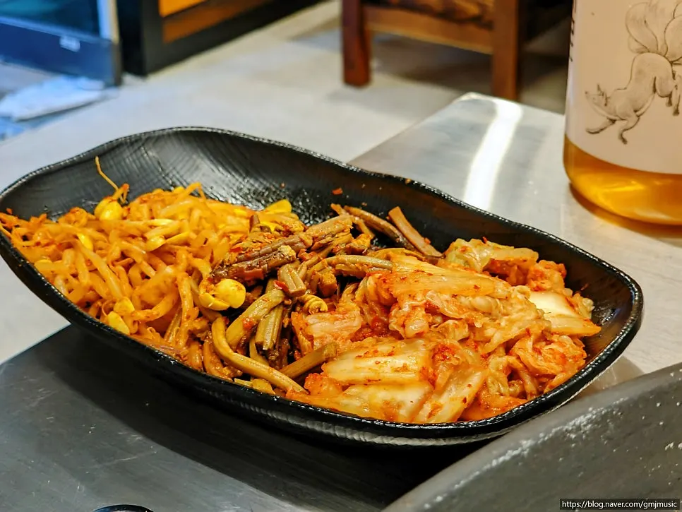 솥뚜껑에 올려 굽기 시작한 삼겹살과 꼬들살