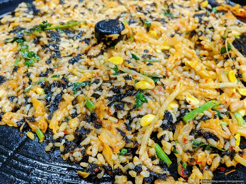 Fried rice spread evenly on the iron lid to finish the meal