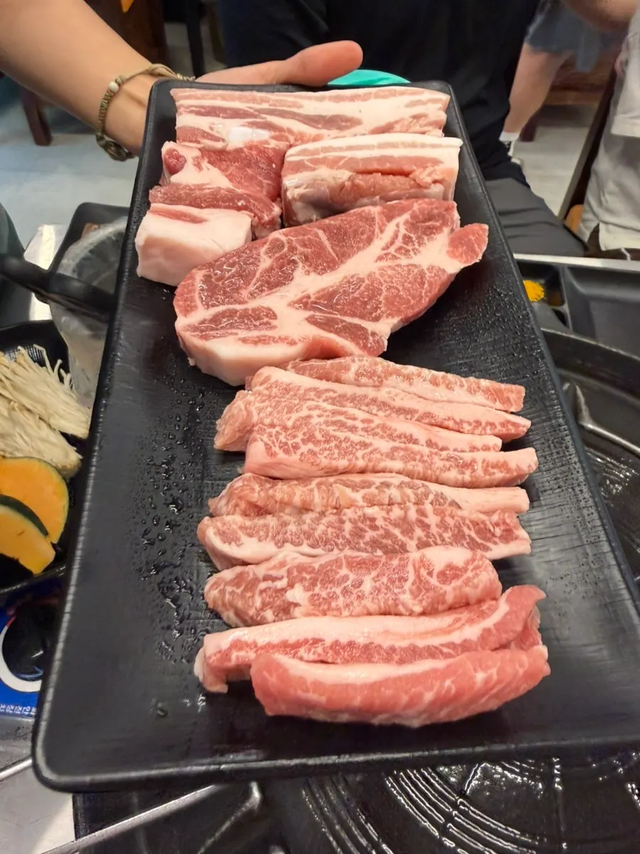 테이블에 올라온 큼지막한 솥뚜껑 불판