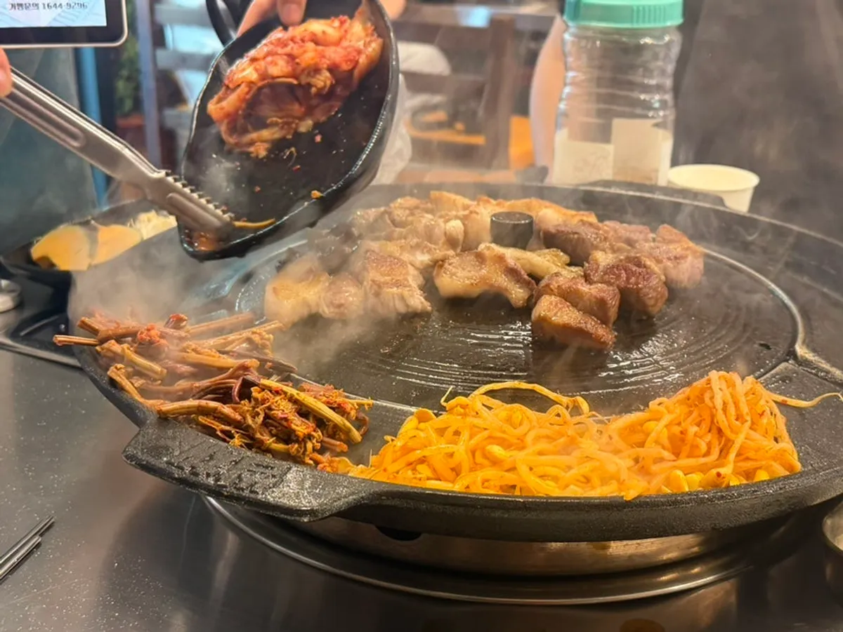 고기가 듬뿍 들어간 김치찌개 한 냄비