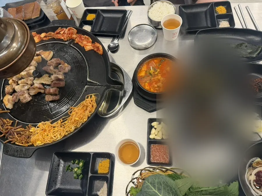 돼지 기름에 익어가는 고사리와 콩나물