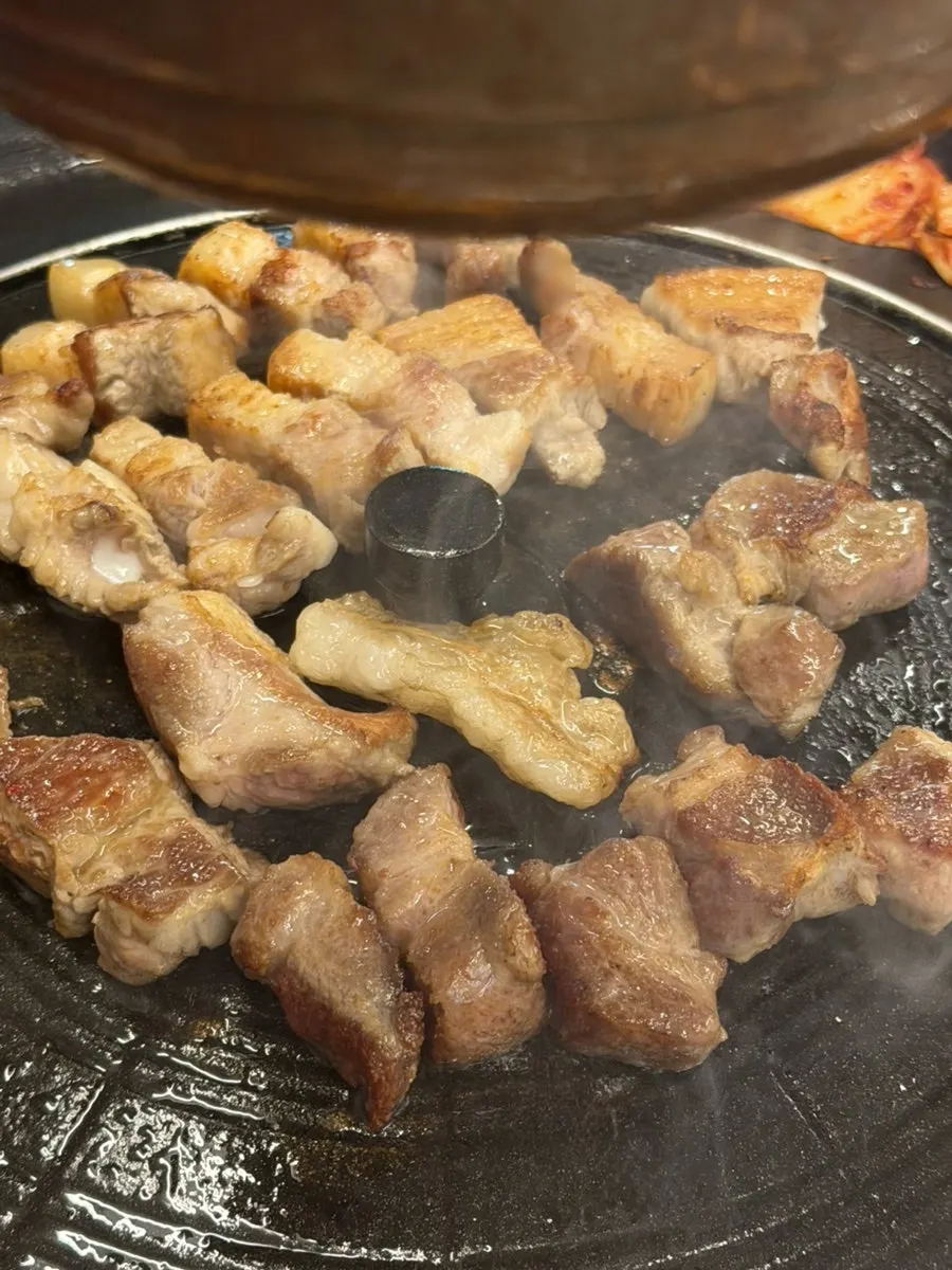 고기와 쌈채소, 김치찌개가 함께 놓인 푸짐한 한상