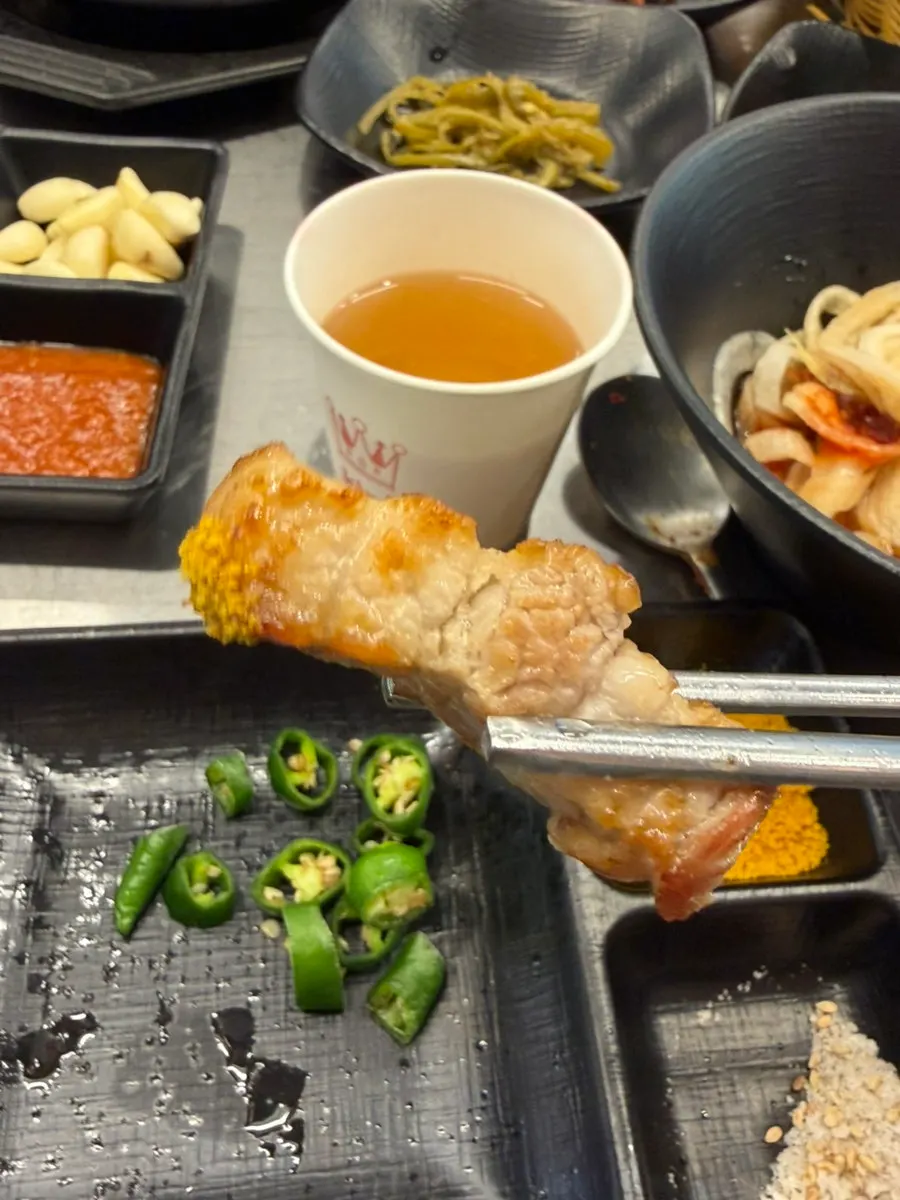 솥뚜껑에서 노릇하게 구워진 삼겹살